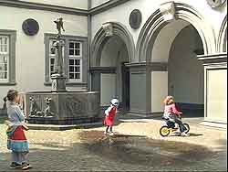 Koblenz: spitting boy statue